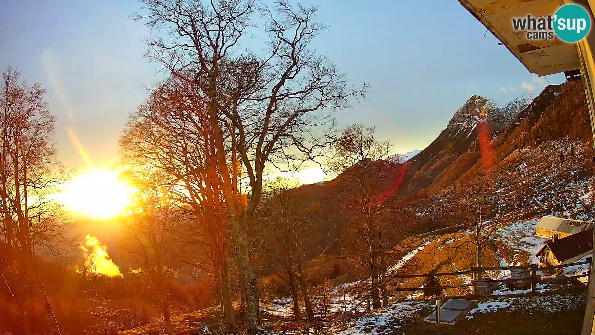 Cámara en vivo de la cabaña de montaña Planina Razor (1315) | vista hacia Tolminski Migovec