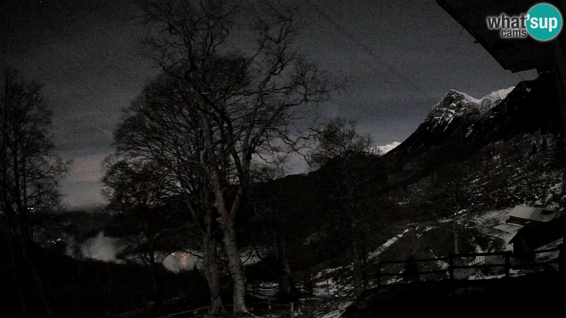 Koča na Planini Razor spletna kamera (1315) | Pogled na Tolminski Migovec