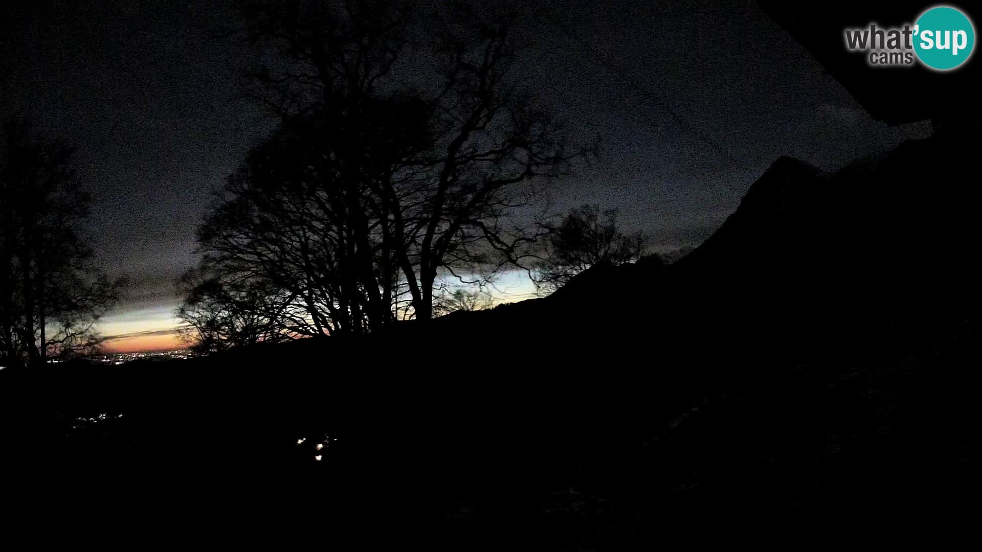 Cámara en vivo de la cabaña de montaña Planina Razor (1315) | vista hacia Tolminski Migovec