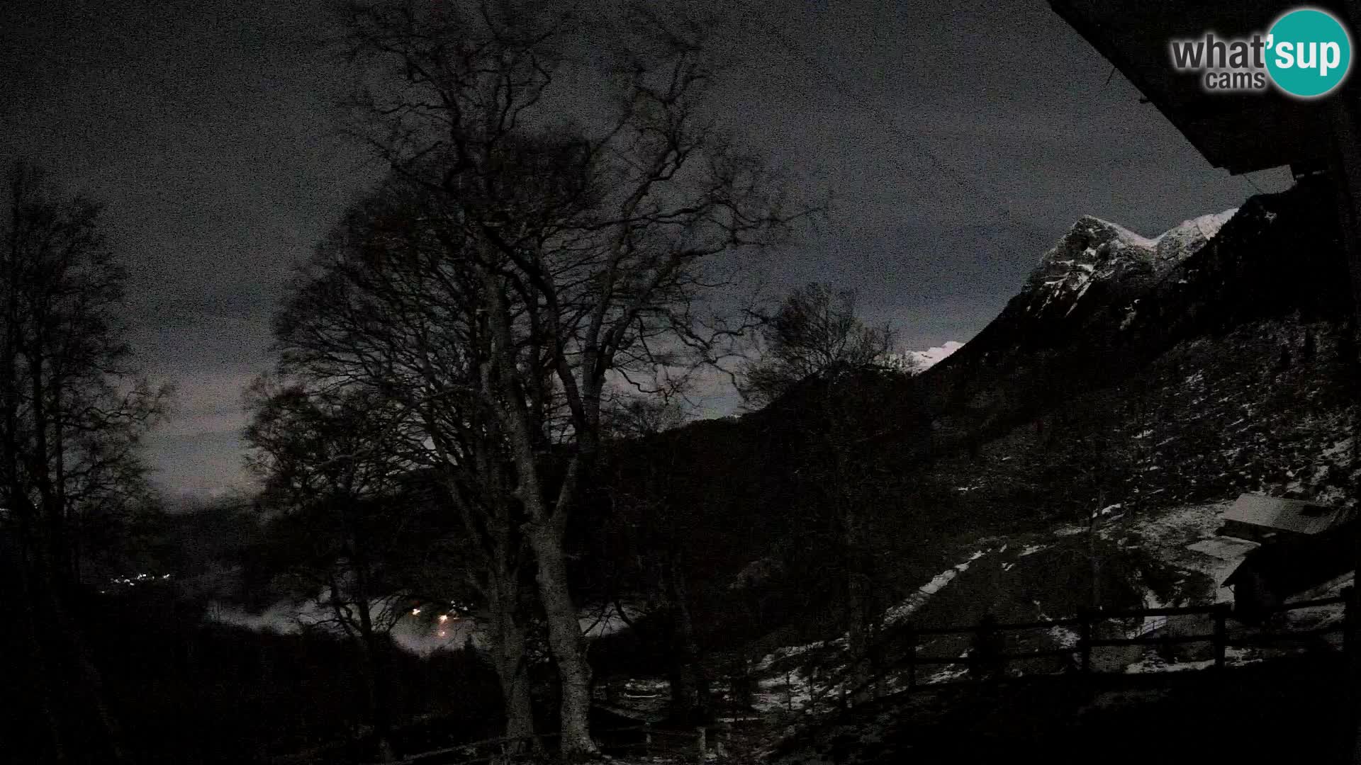 Koča na Planini Razor spletna kamera (1315) | Pogled na Tolminski Migovec