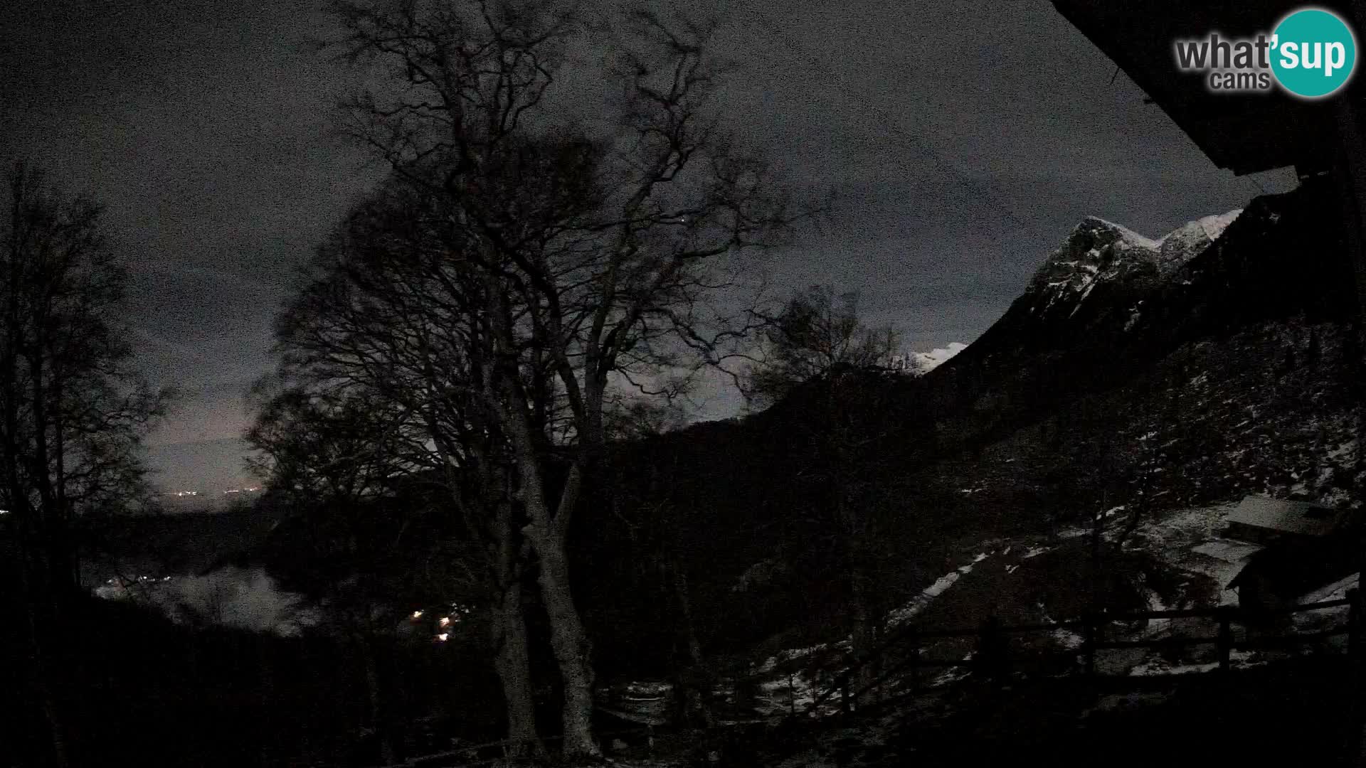 Cámara en vivo de la cabaña de montaña Planina Razor (1315) | vista hacia Tolminski Migovec