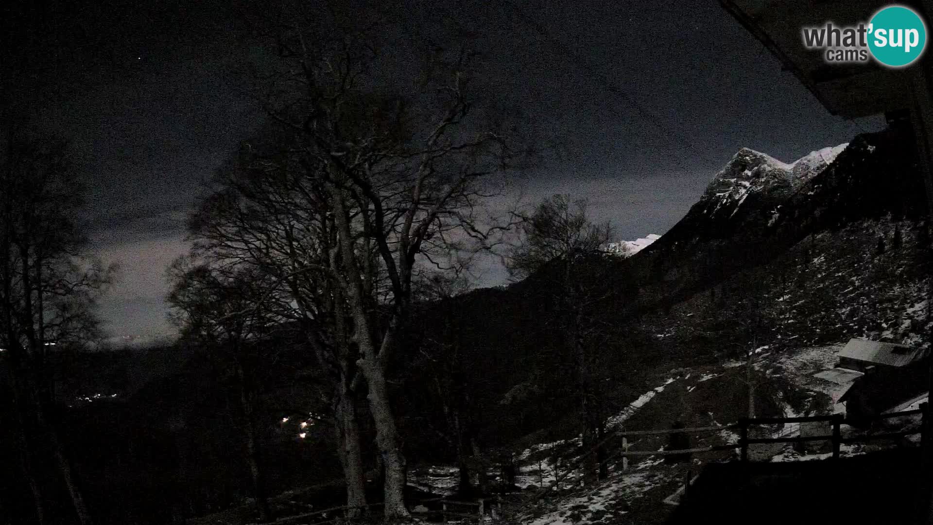 Cámara en vivo de la cabaña de montaña Planina Razor (1315) | vista hacia Tolminski Migovec