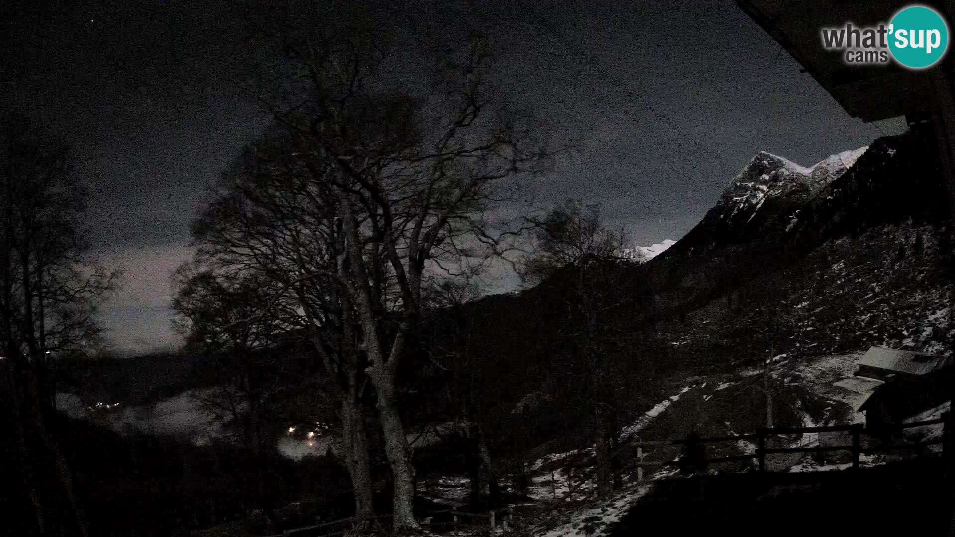 Cámara en vivo de la cabaña de montaña Planina Razor (1315) | vista hacia Tolminski Migovec