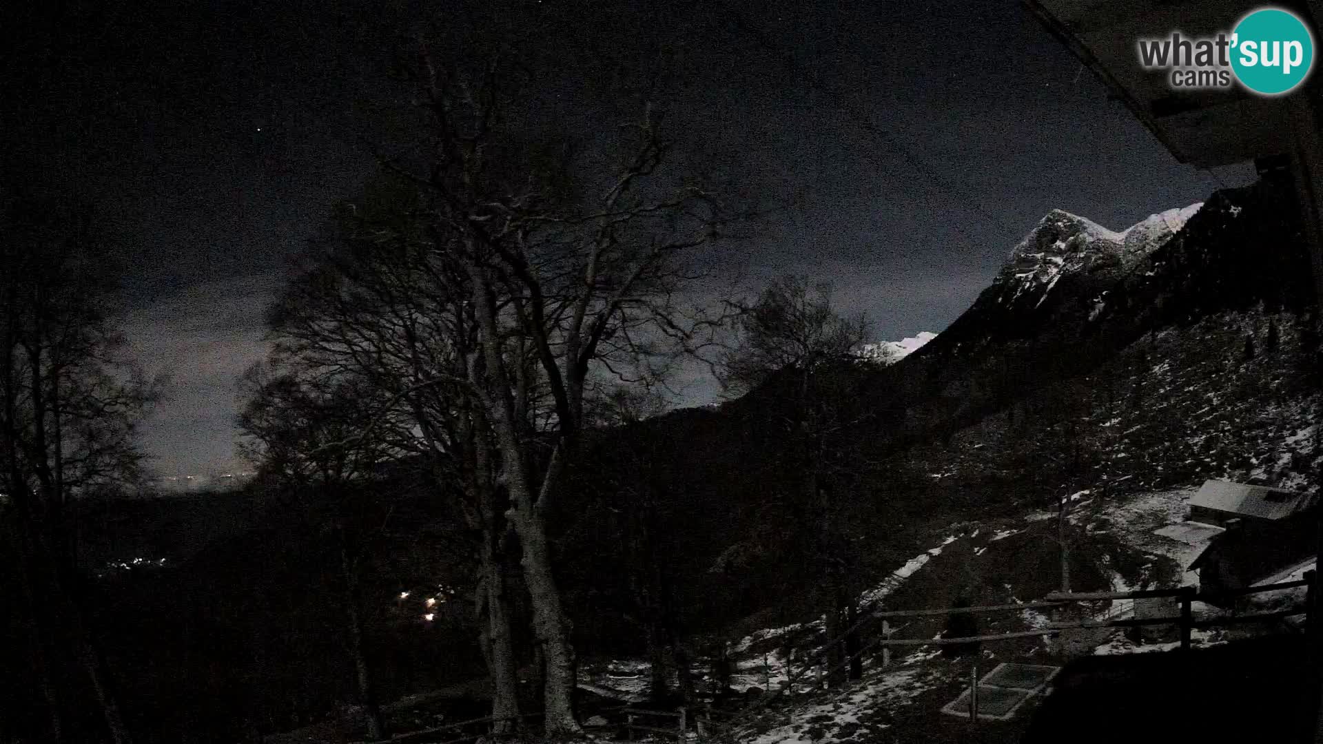 Cámara en vivo de la cabaña de montaña Planina Razor (1315) | vista hacia Tolminski Migovec