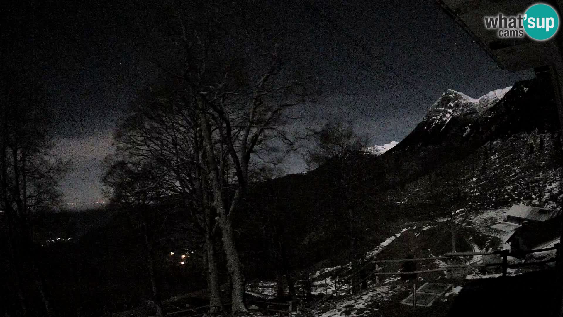 Cámara en vivo de la cabaña de montaña Planina Razor (1315) | vista hacia Tolminski Migovec