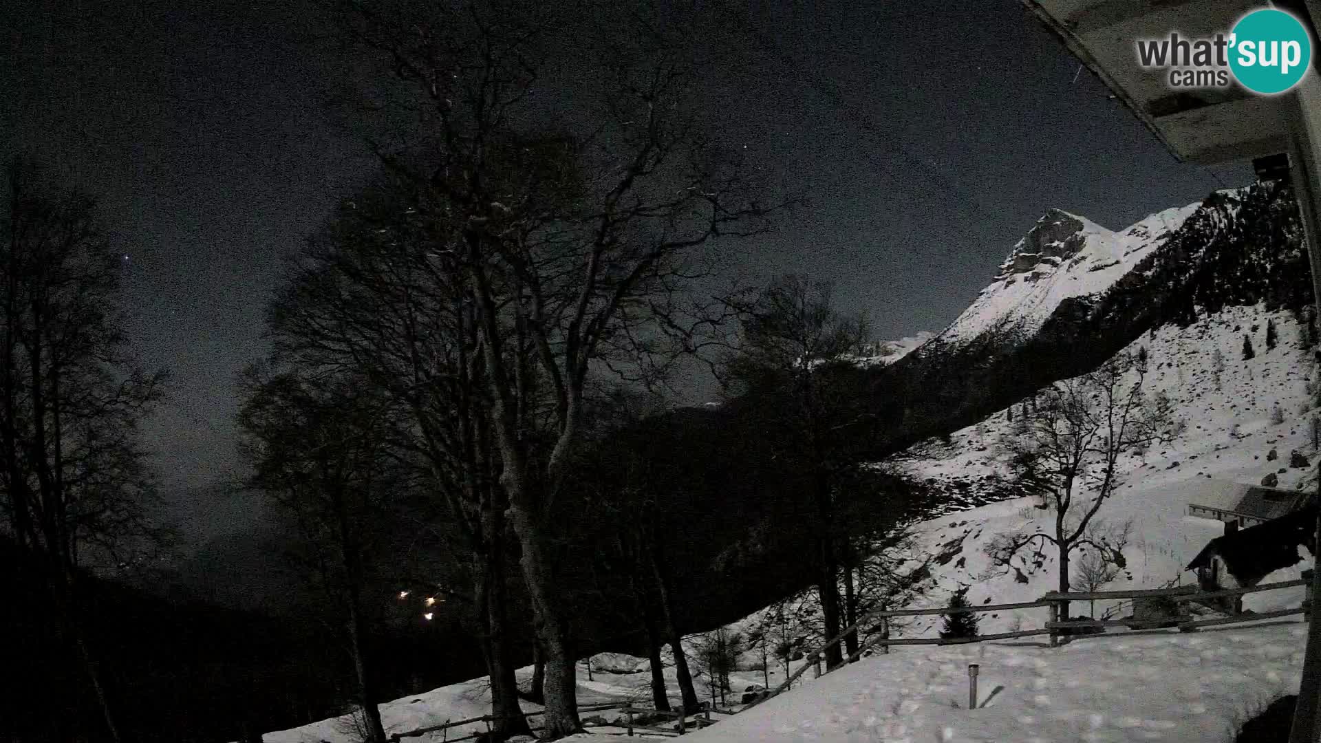 Koča na Planini Razor spletna kamera (1315) | Pogled na Tolminski Migovec