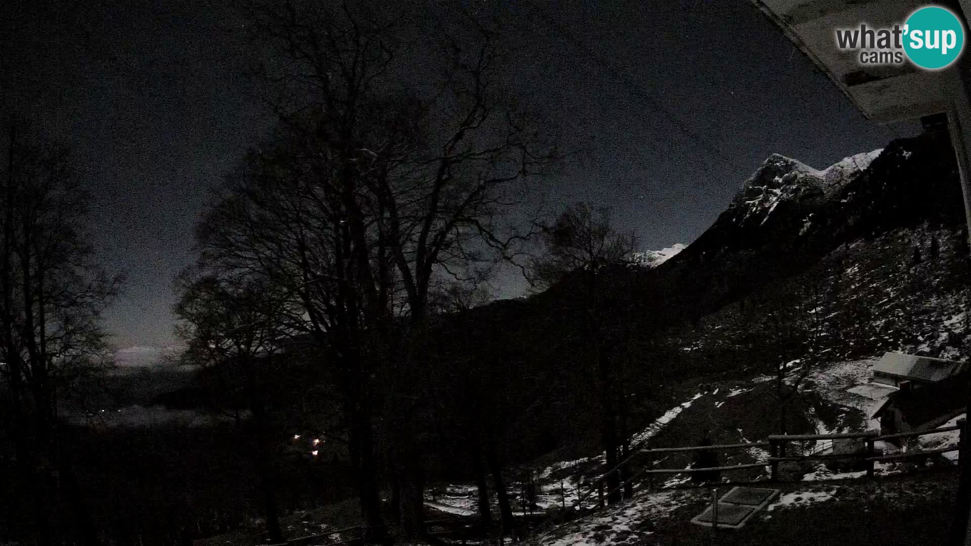 Cámara en vivo de la cabaña de montaña Planina Razor (1315) | vista hacia Tolminski Migovec