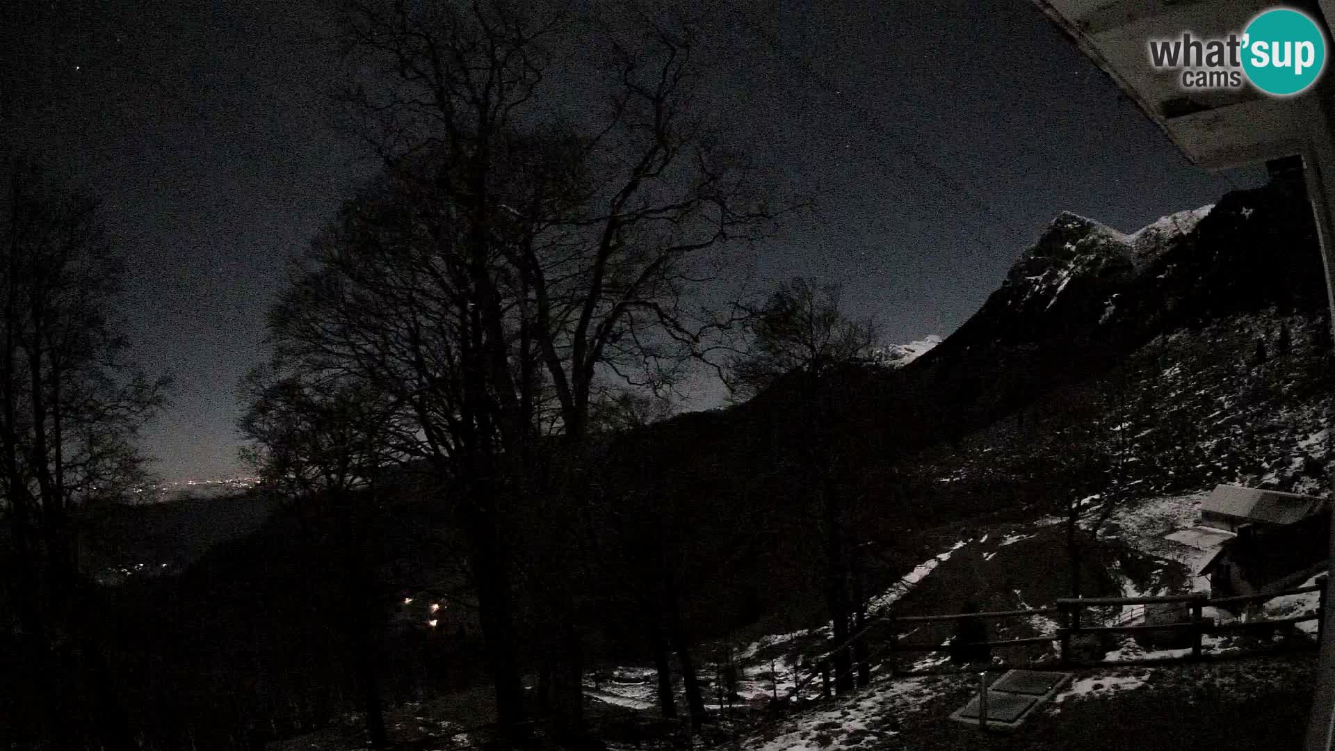 Cámara en vivo de la cabaña de montaña Planina Razor (1315) | vista hacia Tolminski Migovec