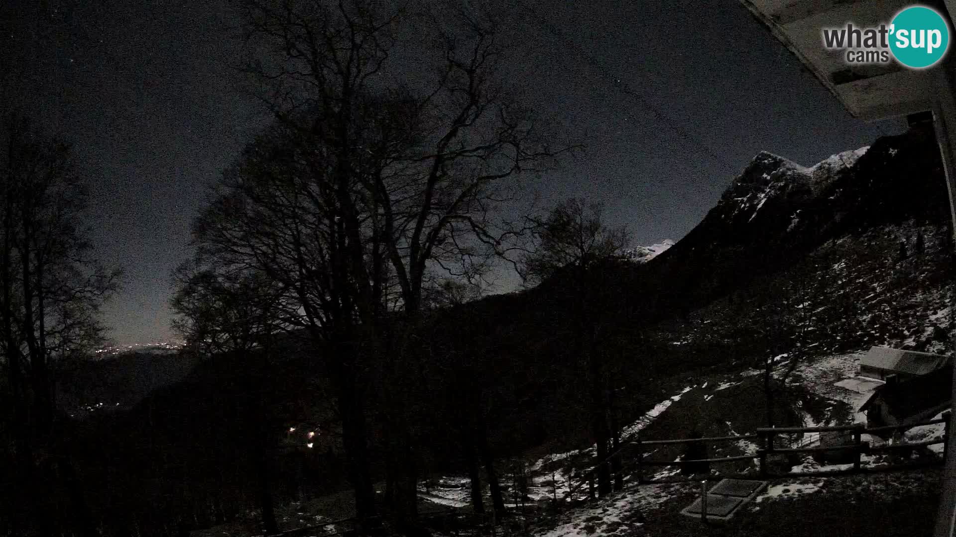 Koča na Planini Razor spletna kamera (1315) | Pogled na Tolminski Migovec