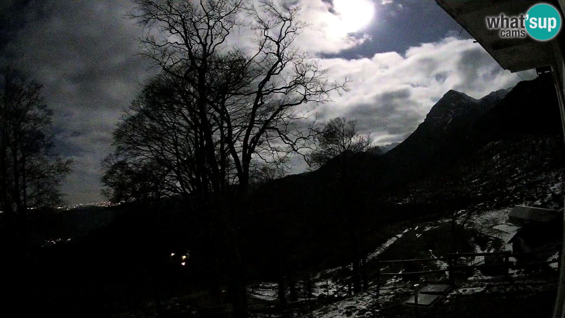 Cámara en vivo de la cabaña de montaña Planina Razor (1315) | vista hacia Tolminski Migovec