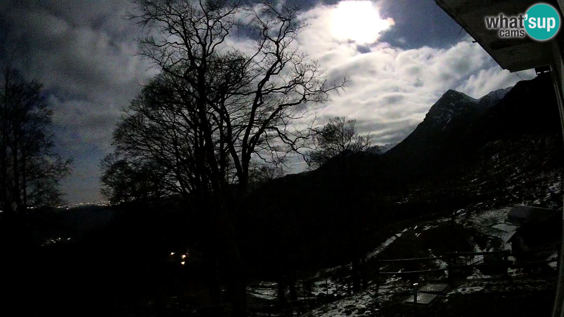 Cámara en vivo de la cabaña de montaña Planina Razor (1315) | vista hacia Tolminski Migovec