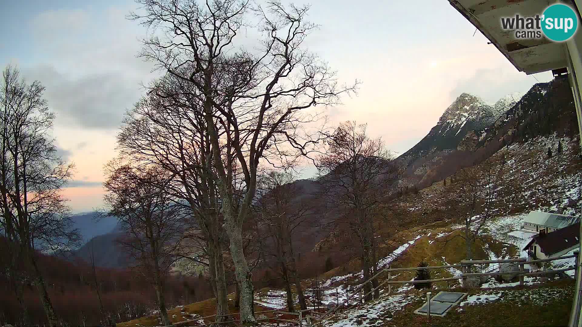 Baita di montagna Planina Razor webcam (1315) | vista su Tolminski Migovec