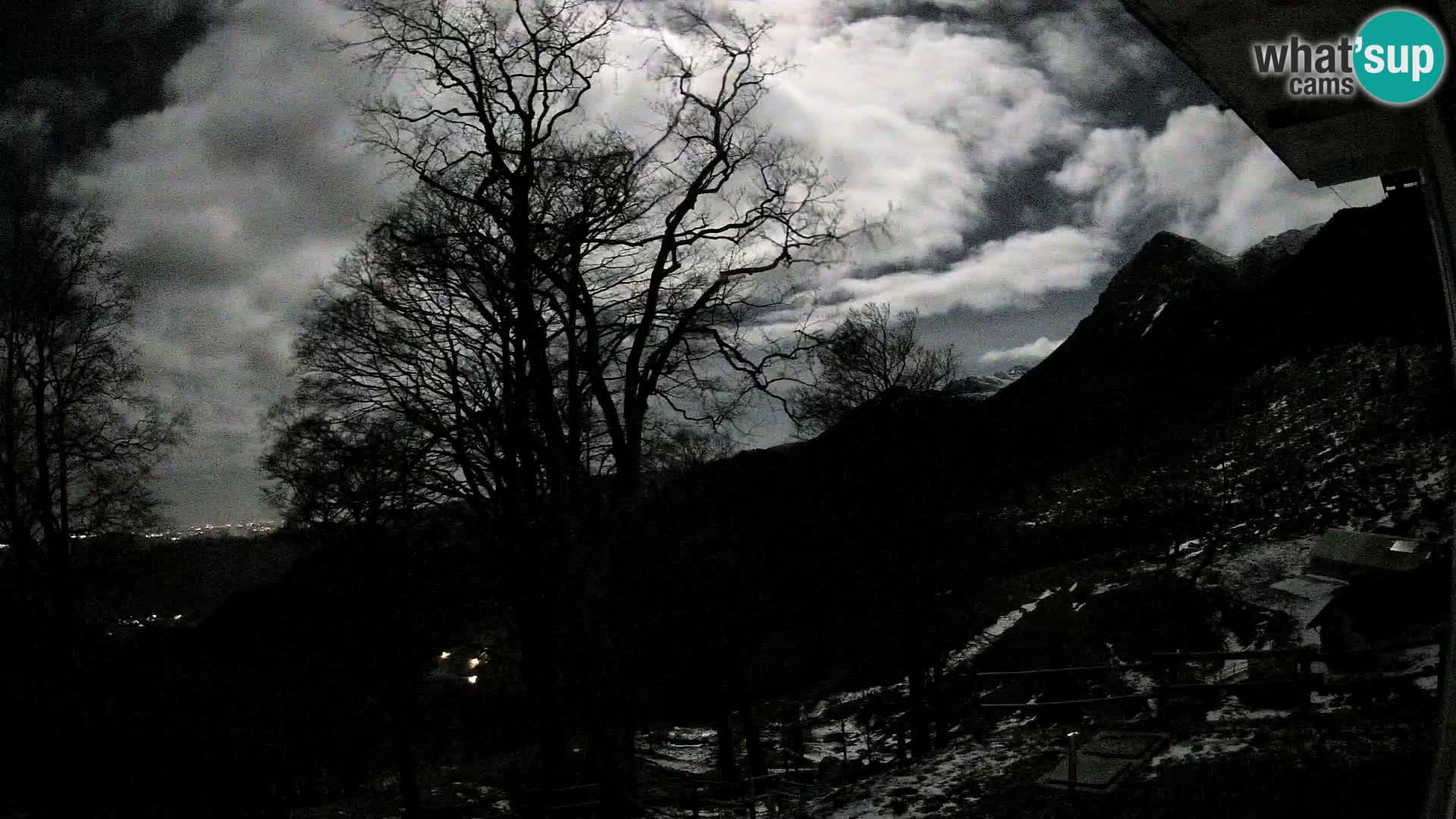 Cámara en vivo de la cabaña de montaña Planina Razor (1315) | vista hacia Tolminski Migovec