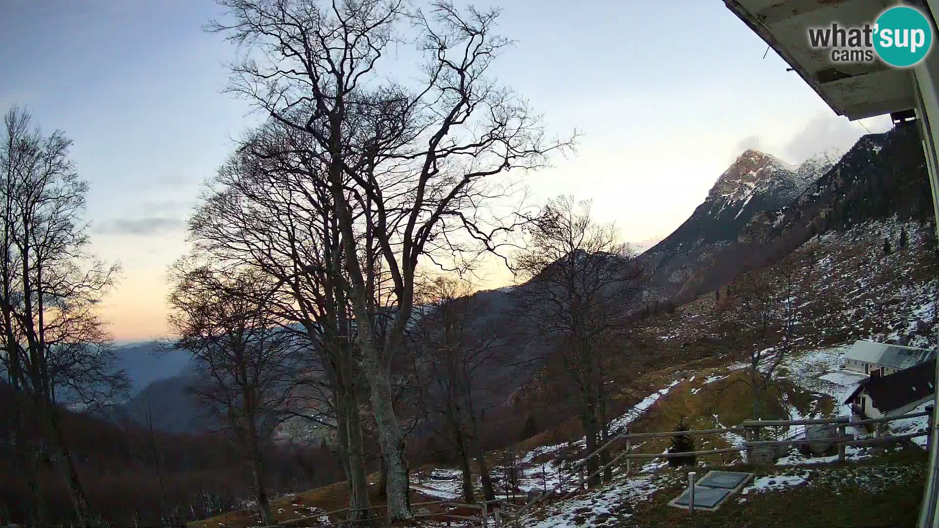 Baita di montagna Planina Razor webcam (1315) | vista su Tolminski Migovec