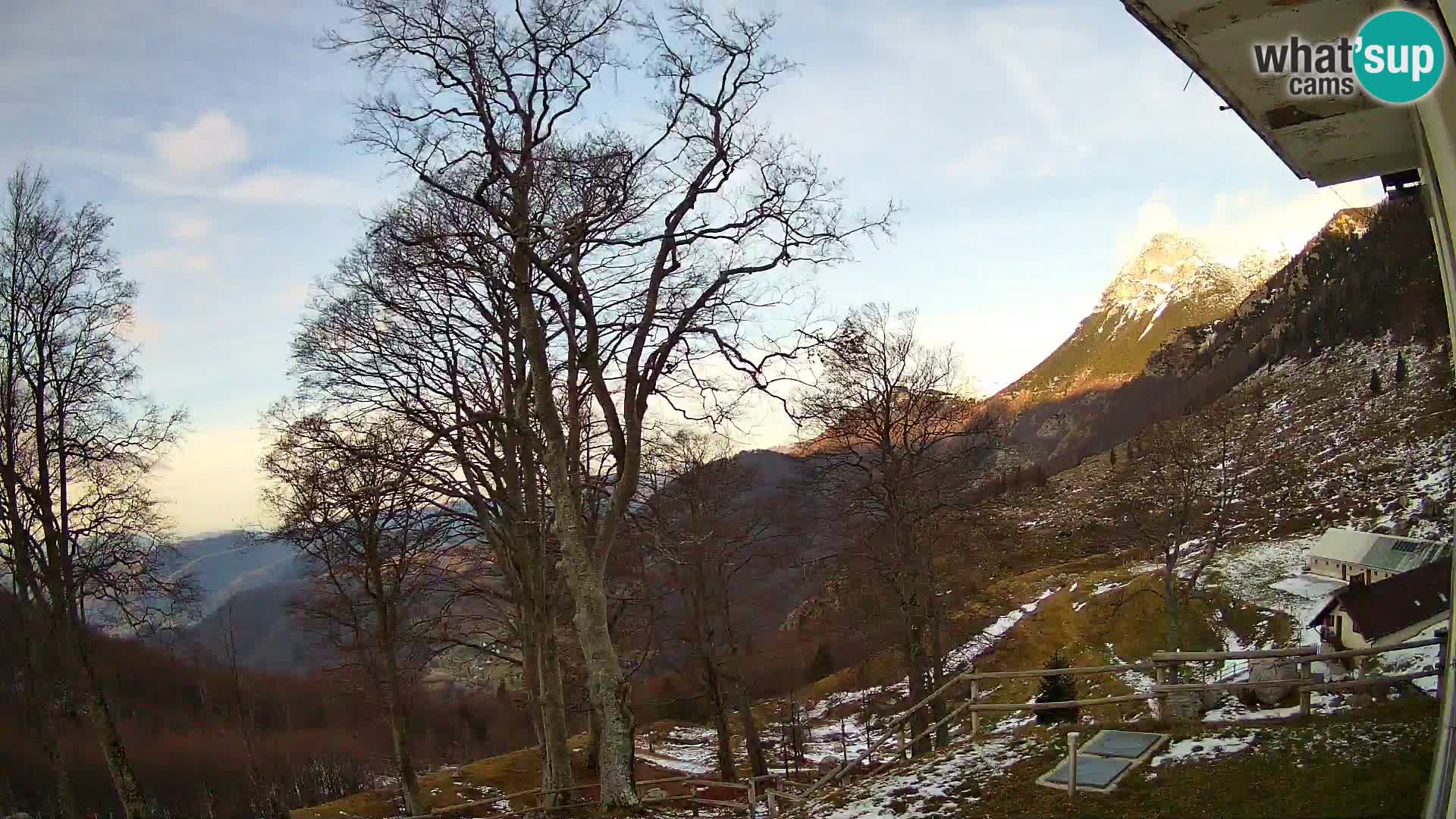 Baita di montagna Planina Razor webcam (1315) | vista su Tolminski Migovec