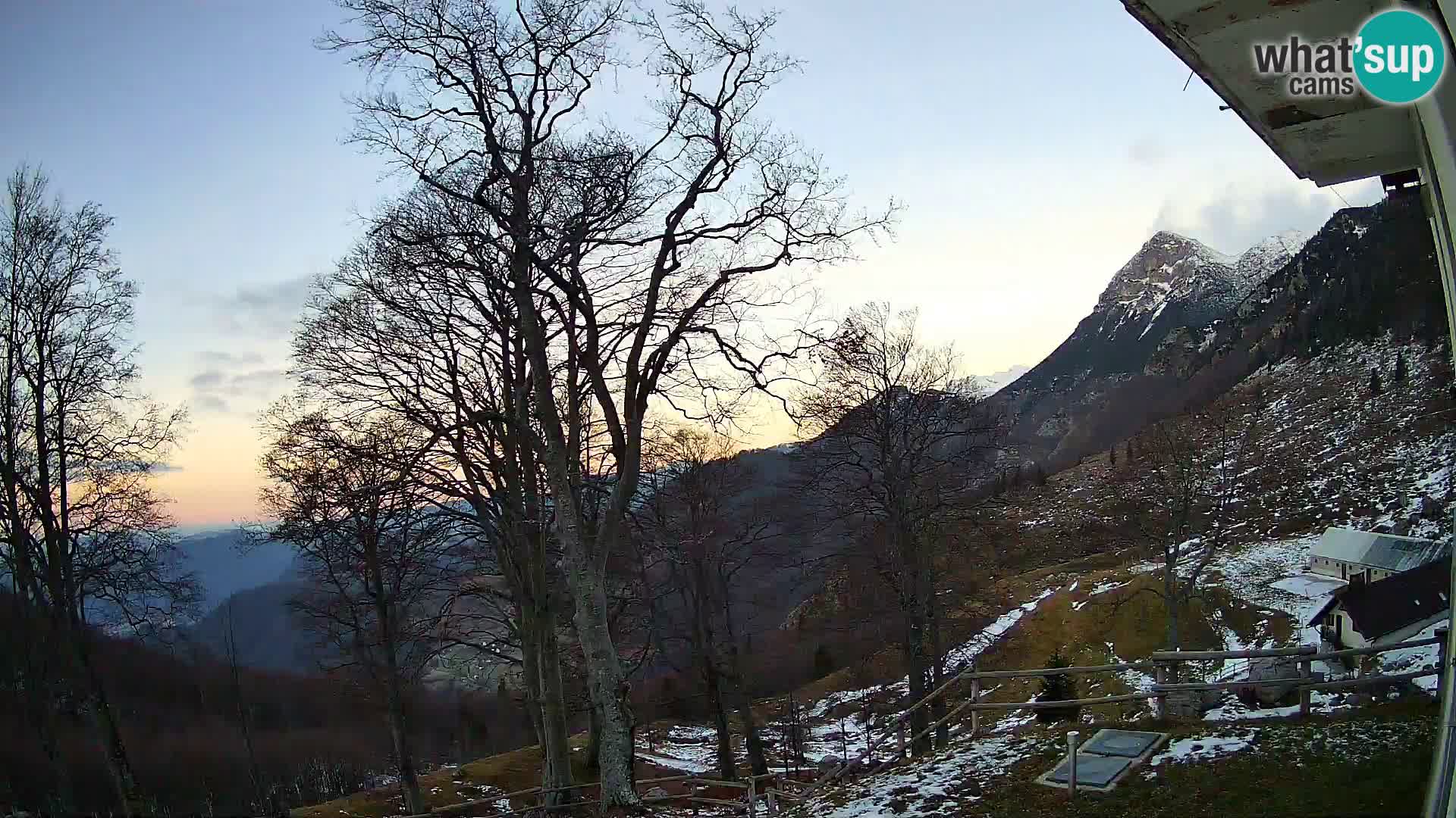 Baita di montagna Planina Razor webcam (1315) | vista su Tolminski Migovec