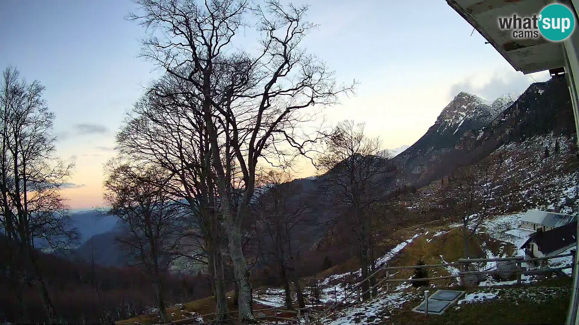 Cámara en vivo de la cabaña de montaña Planina Razor (1315) | vista hacia Tolminski Migovec
