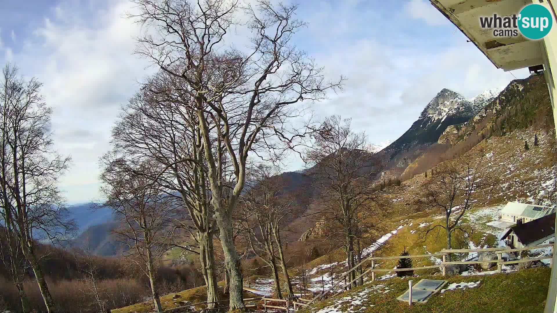Cámara en vivo de la cabaña de montaña Planina Razor (1315) | vista hacia Tolminski Migovec