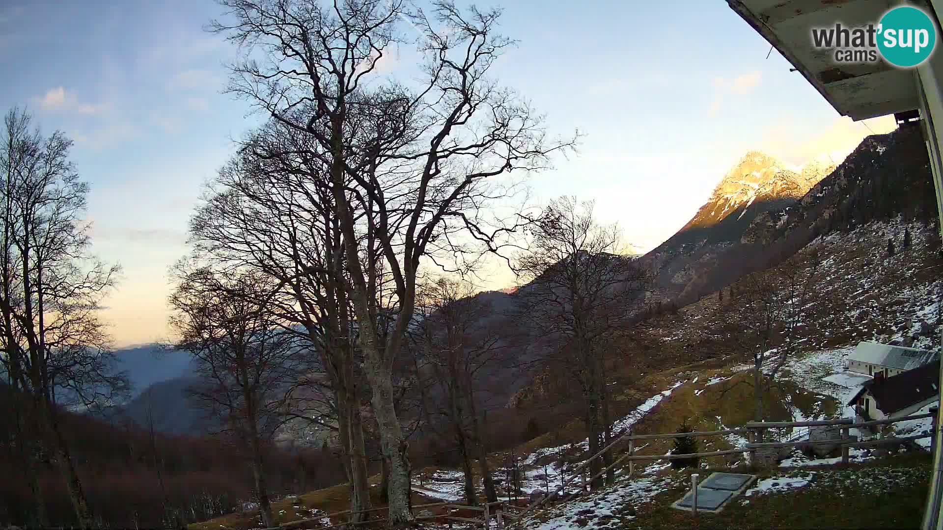 Cámara en vivo de la cabaña de montaña Planina Razor (1315) | vista hacia Tolminski Migovec