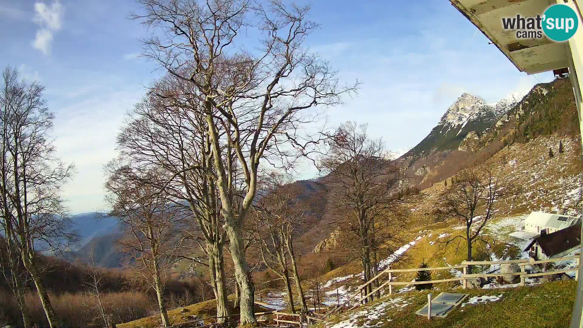 Cámara en vivo de la cabaña de montaña Planina Razor (1315) | vista hacia Tolminski Migovec