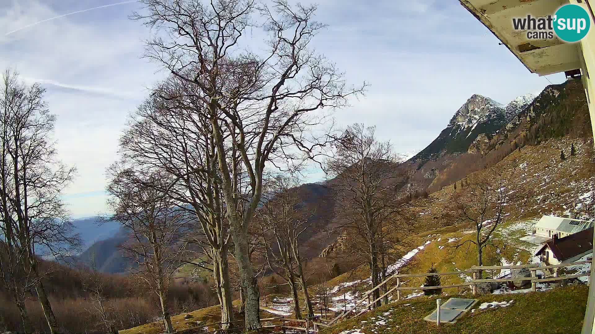Cámara en vivo de la cabaña de montaña Planina Razor (1315) | vista hacia Tolminski Migovec