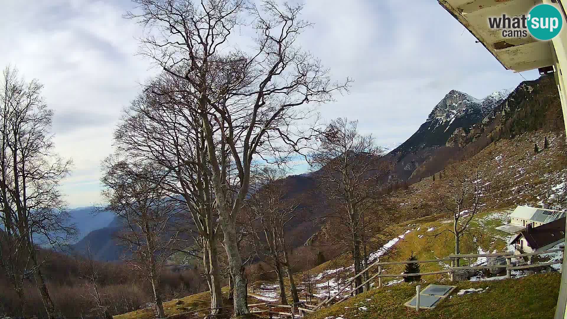 Cámara en vivo de la cabaña de montaña Planina Razor (1315) | vista hacia Tolminski Migovec