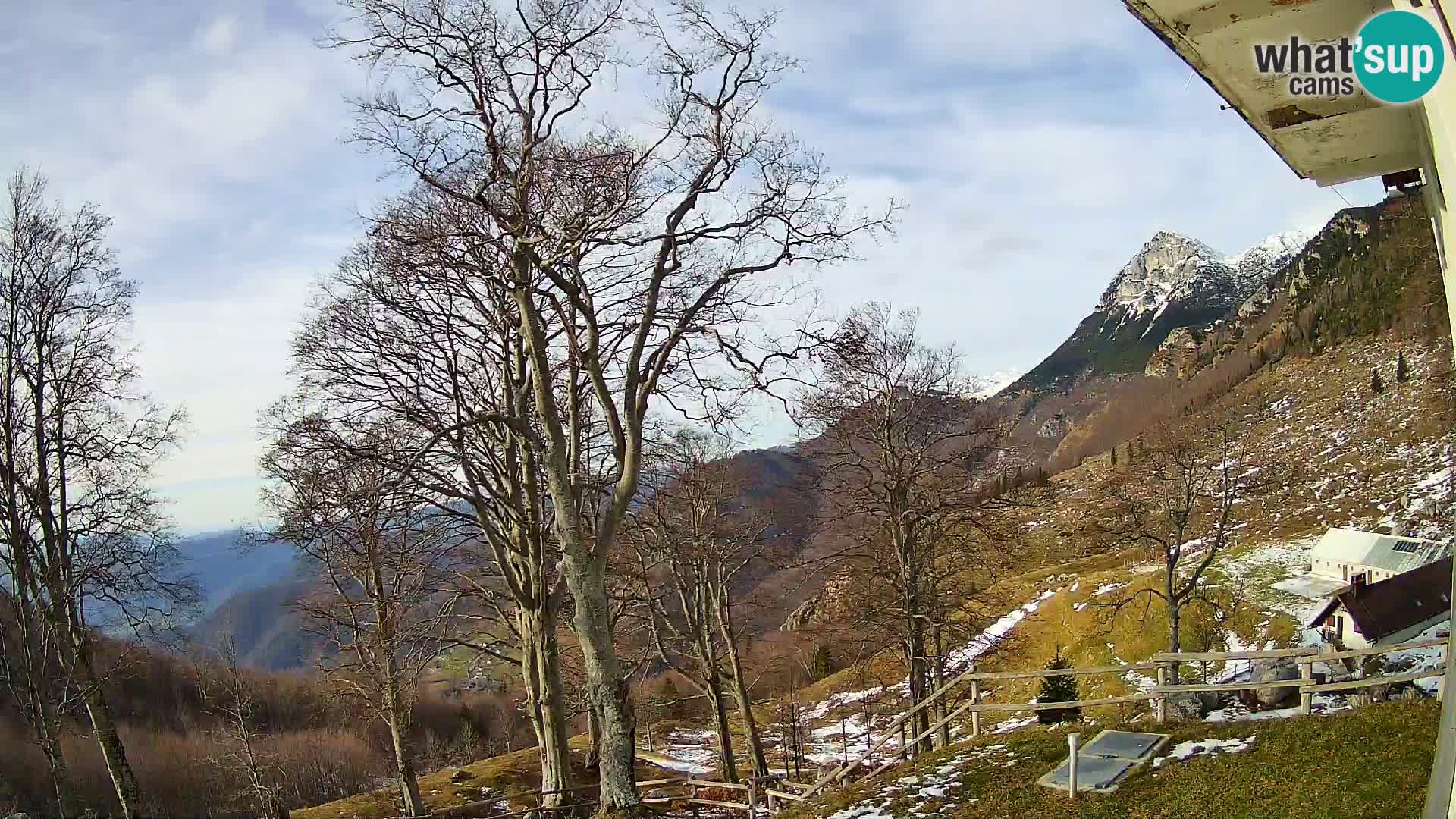 Cámara en vivo de la cabaña de montaña Planina Razor (1315) | vista hacia Tolminski Migovec