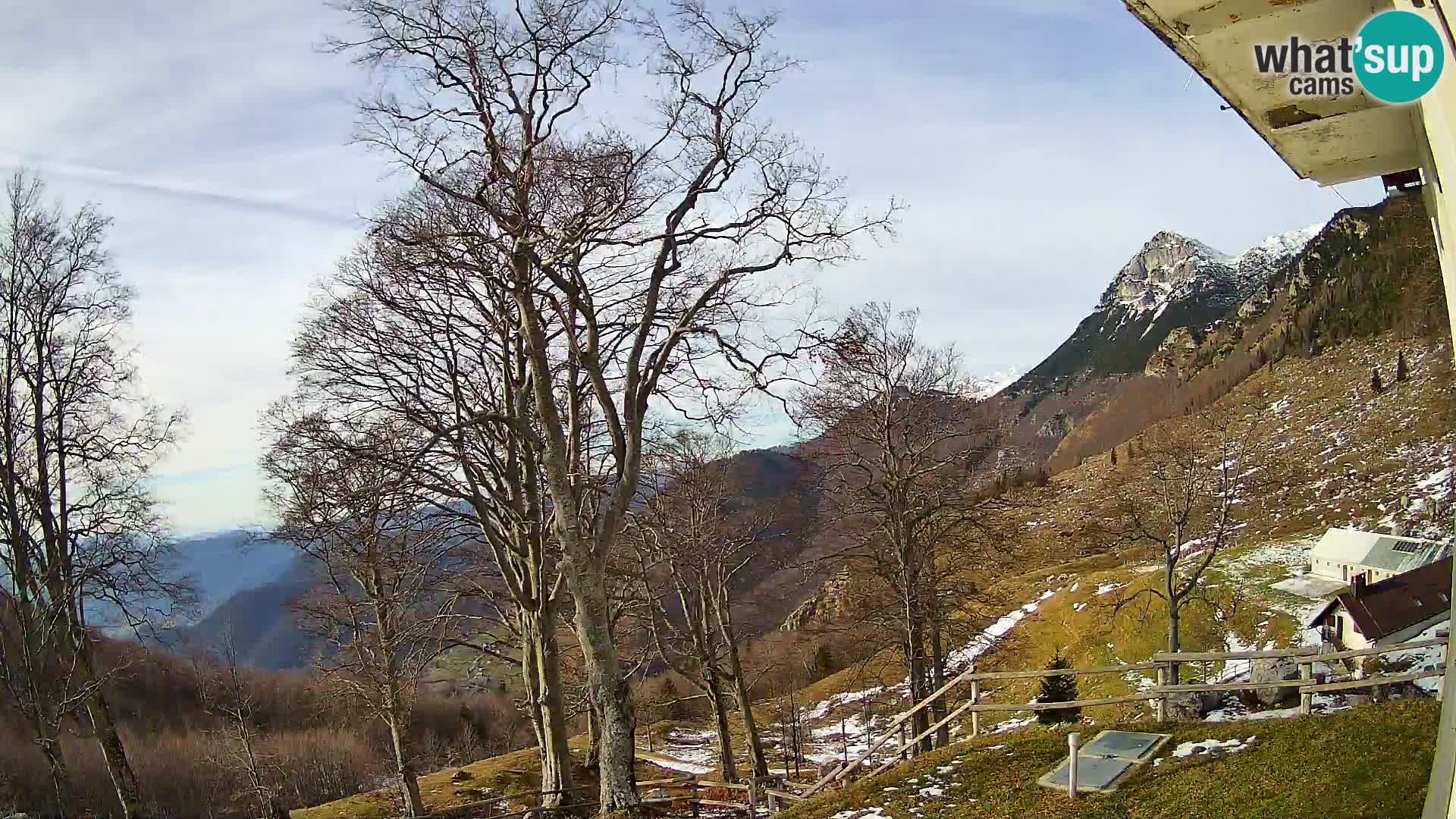 Cámara en vivo de la cabaña de montaña Planina Razor (1315) | vista hacia Tolminski Migovec