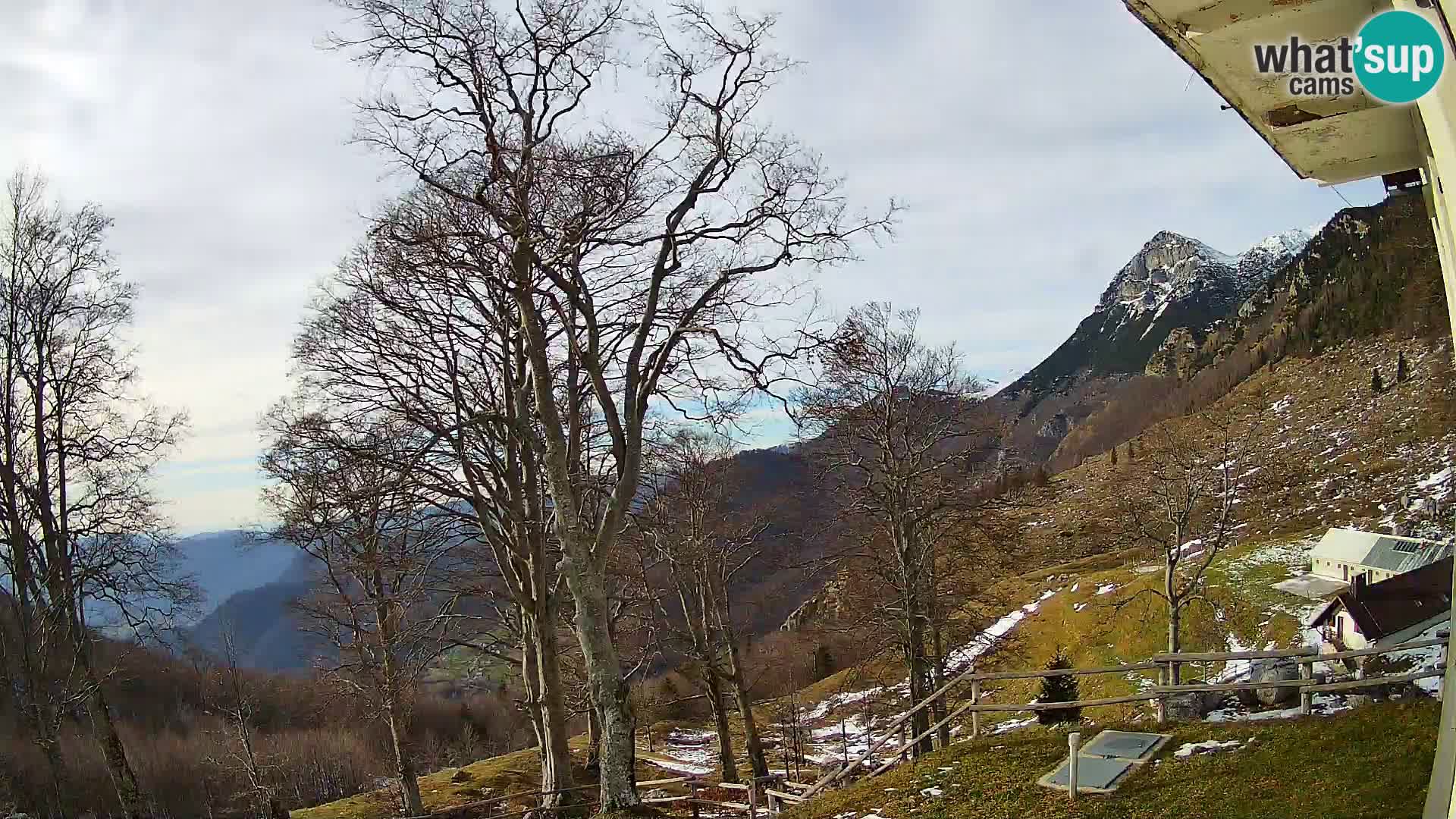 Cámara en vivo de la cabaña de montaña Planina Razor (1315) | vista hacia Tolminski Migovec