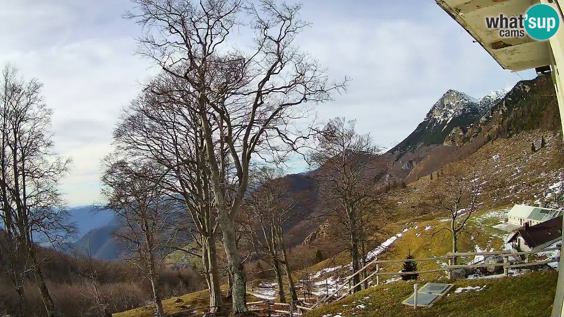 Koča na Planini Razor spletna kamera (1315) | Pogled na Tolminski Migovec