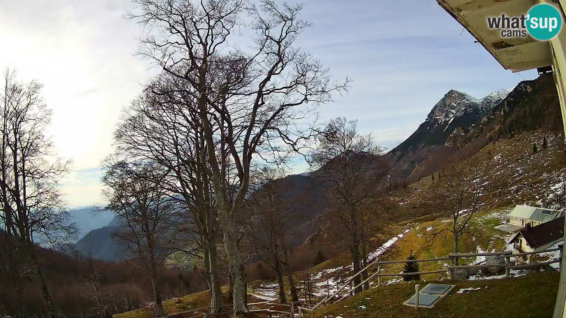 Cámara en vivo de la cabaña de montaña Planina Razor (1315) | vista hacia Tolminski Migovec