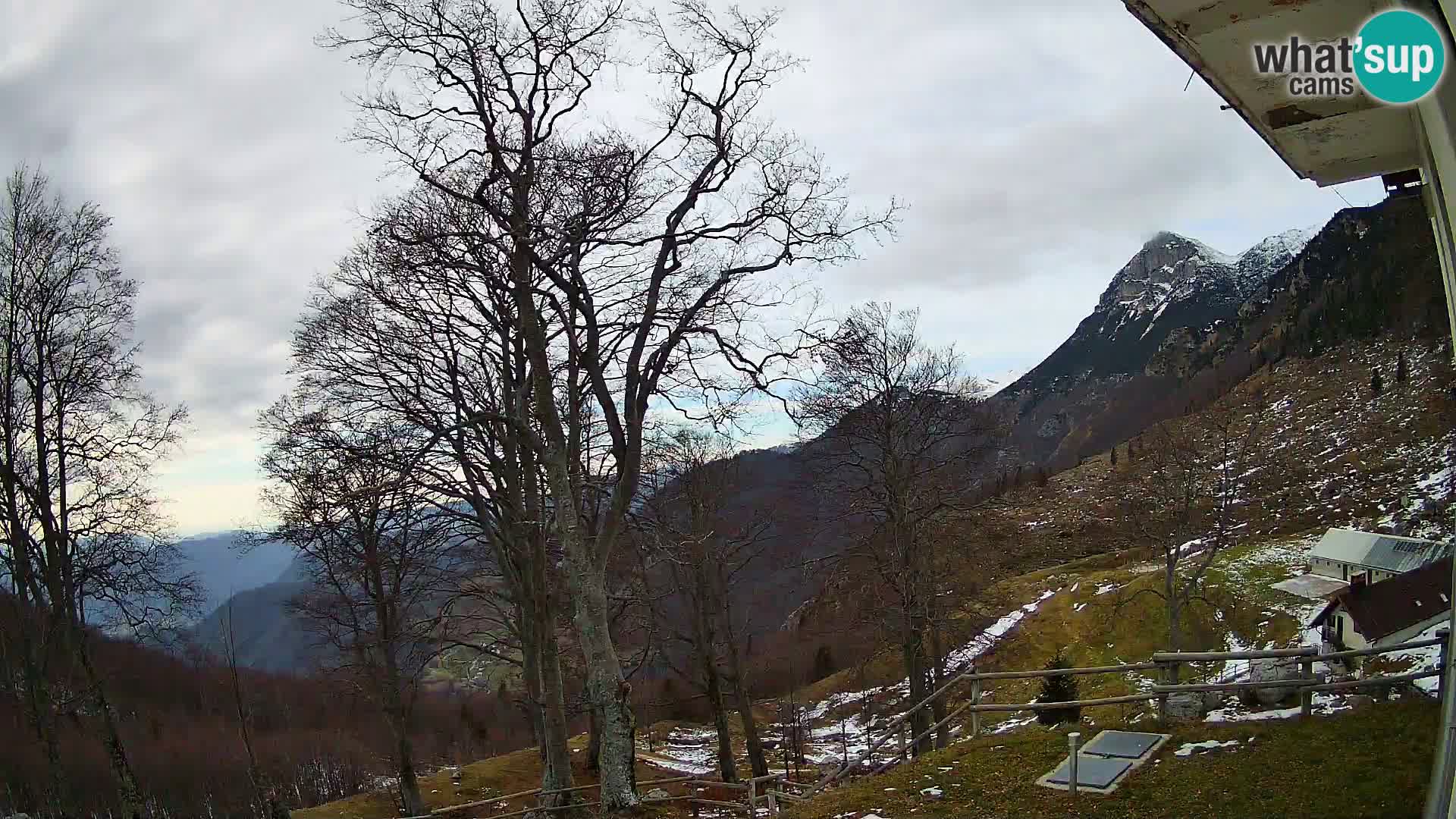 Koča na Planini Razor spletna kamera (1315) | Pogled na Tolminski Migovec