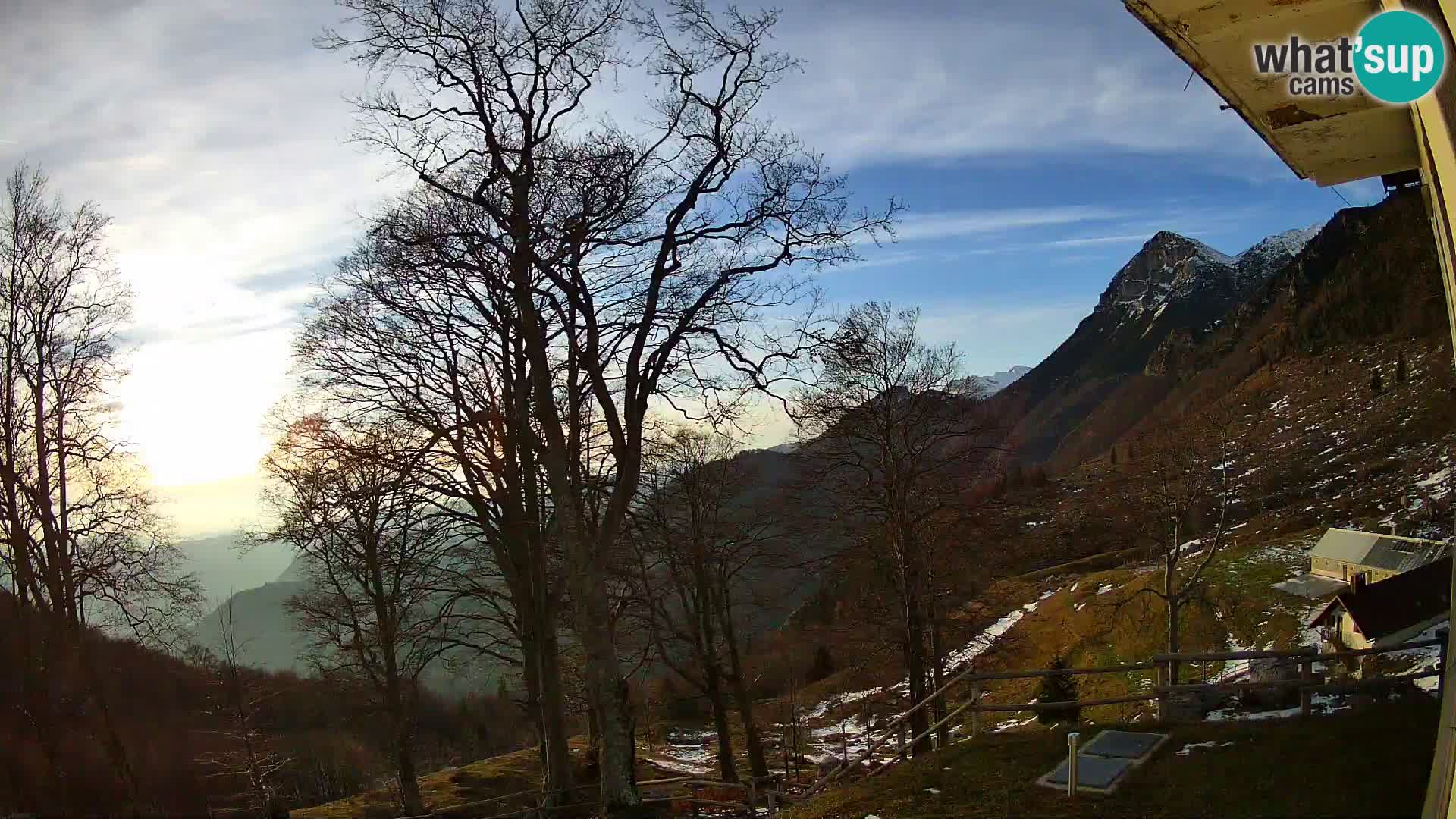 Cámara en vivo de la cabaña de montaña Planina Razor (1315) | vista hacia Tolminski Migovec