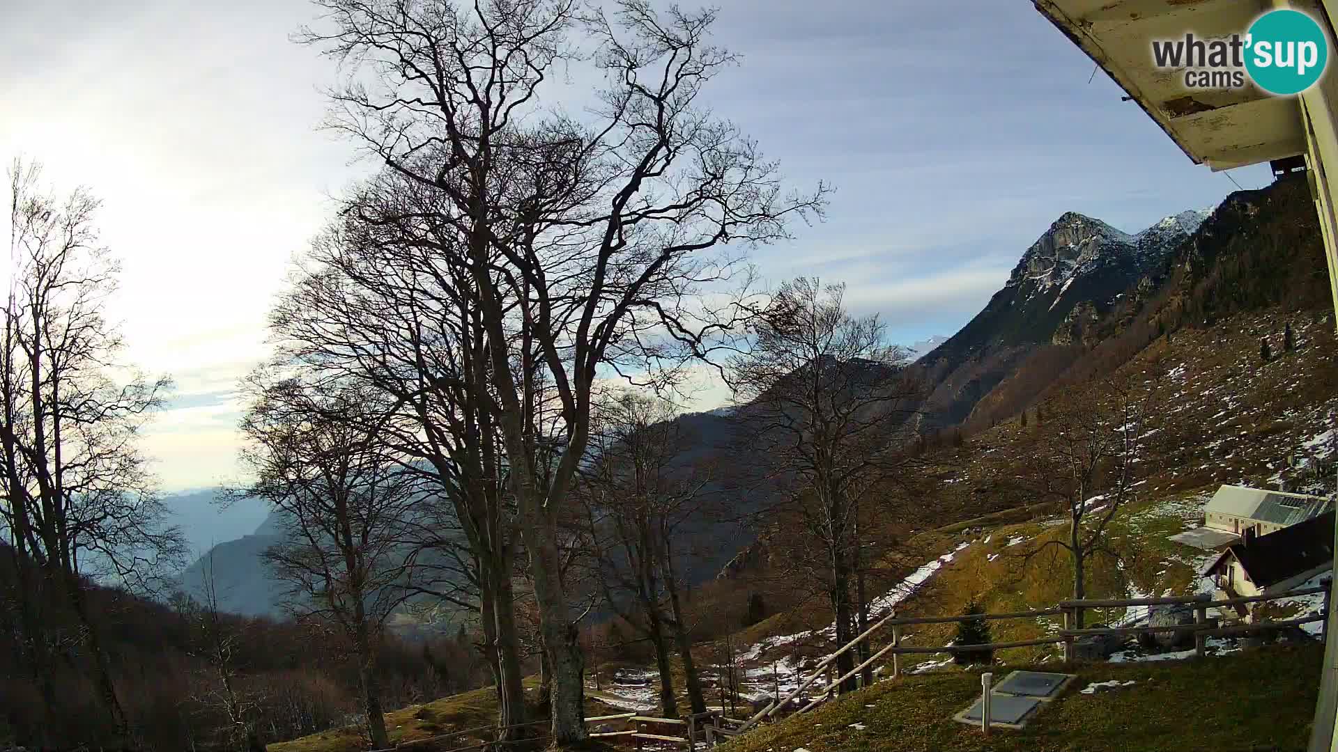 Koča na Planini Razor spletna kamera (1315) | Pogled na Tolminski Migovec