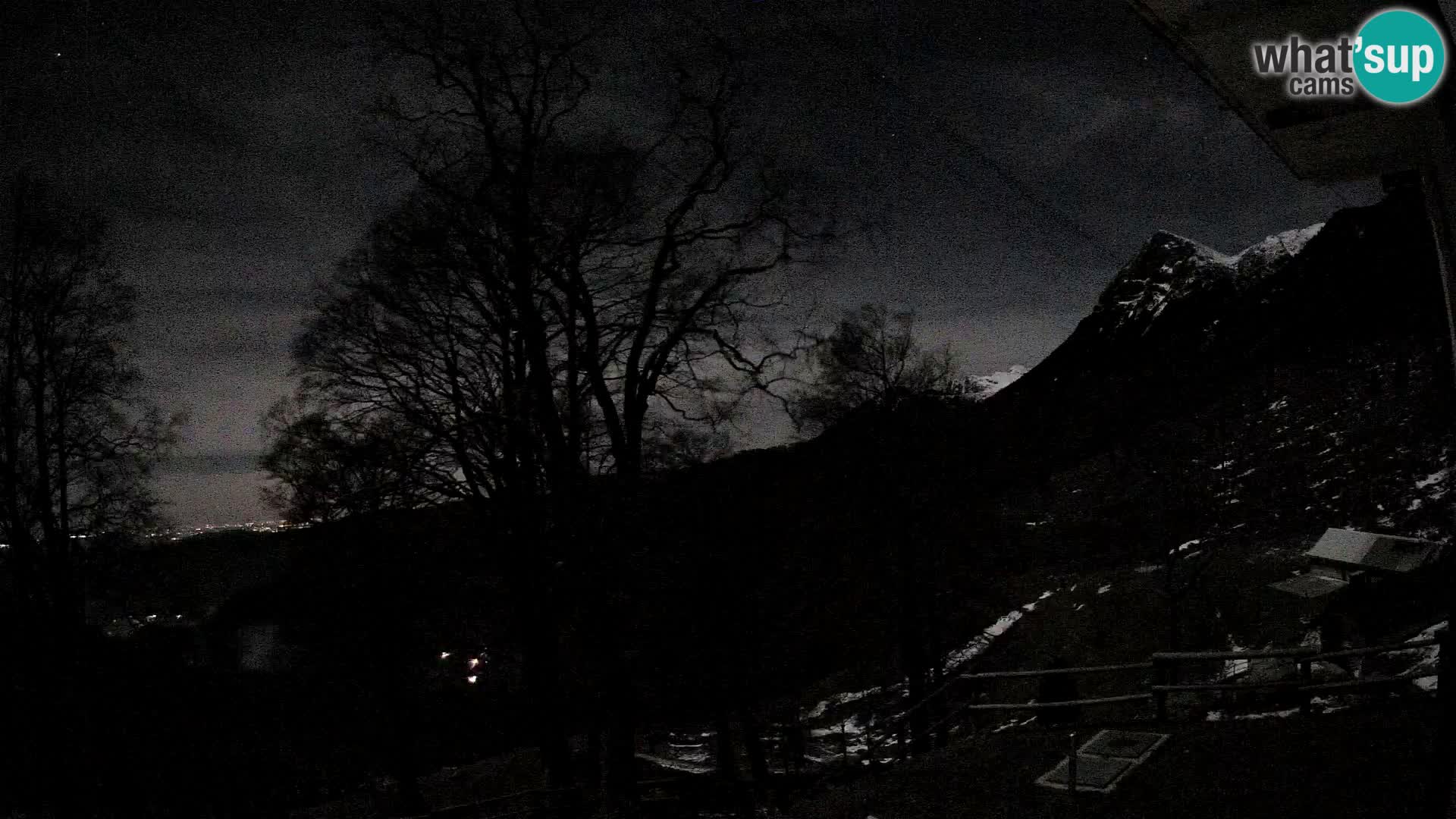 Koča na Planini Razor spletna kamera (1315) | Pogled na Tolminski Migovec