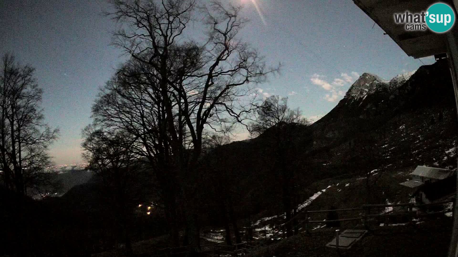 Cámara en vivo de la cabaña de montaña Planina Razor (1315) | vista hacia Tolminski Migovec