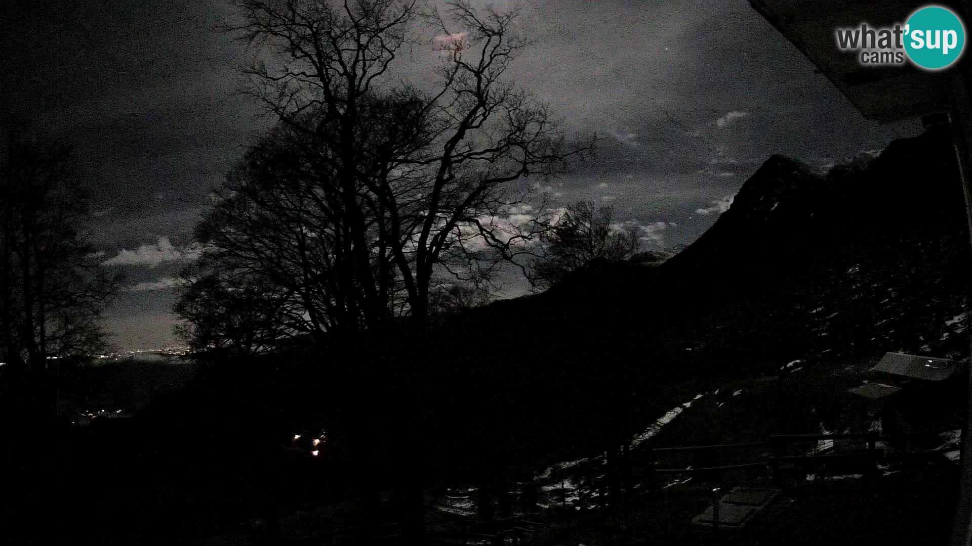 Cámara en vivo de la cabaña de montaña Planina Razor (1315) | vista hacia Tolminski Migovec