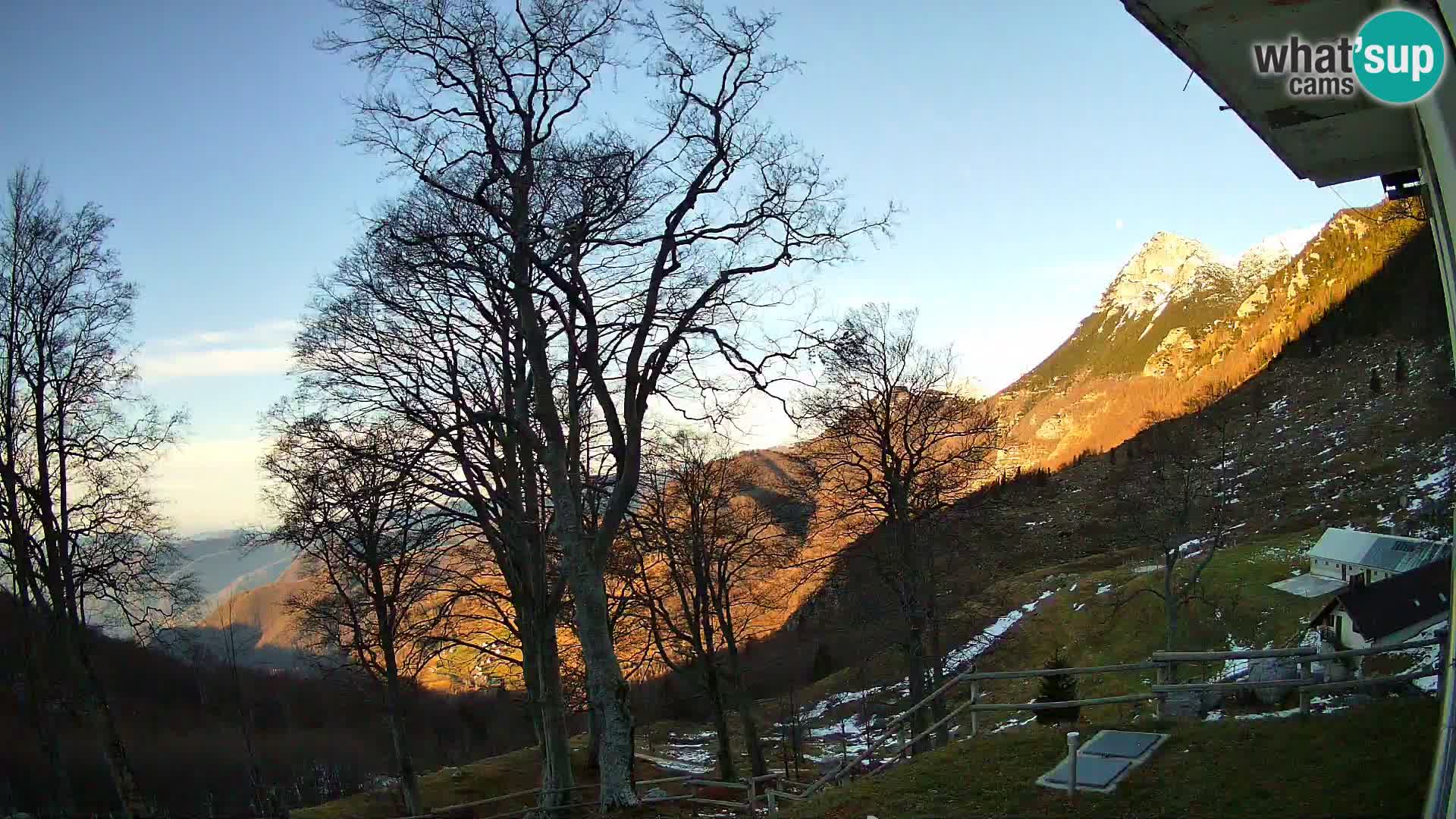 Cámara en vivo de la cabaña de montaña Planina Razor (1315) | vista hacia Tolminski Migovec