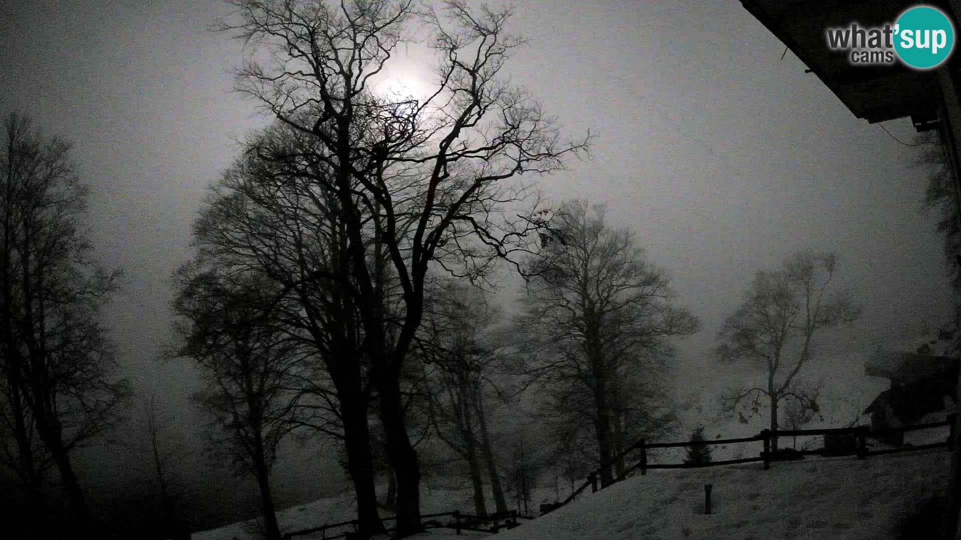 Koča na Planini Razor spletna kamera (1315) | Pogled na Tolminski Migovec