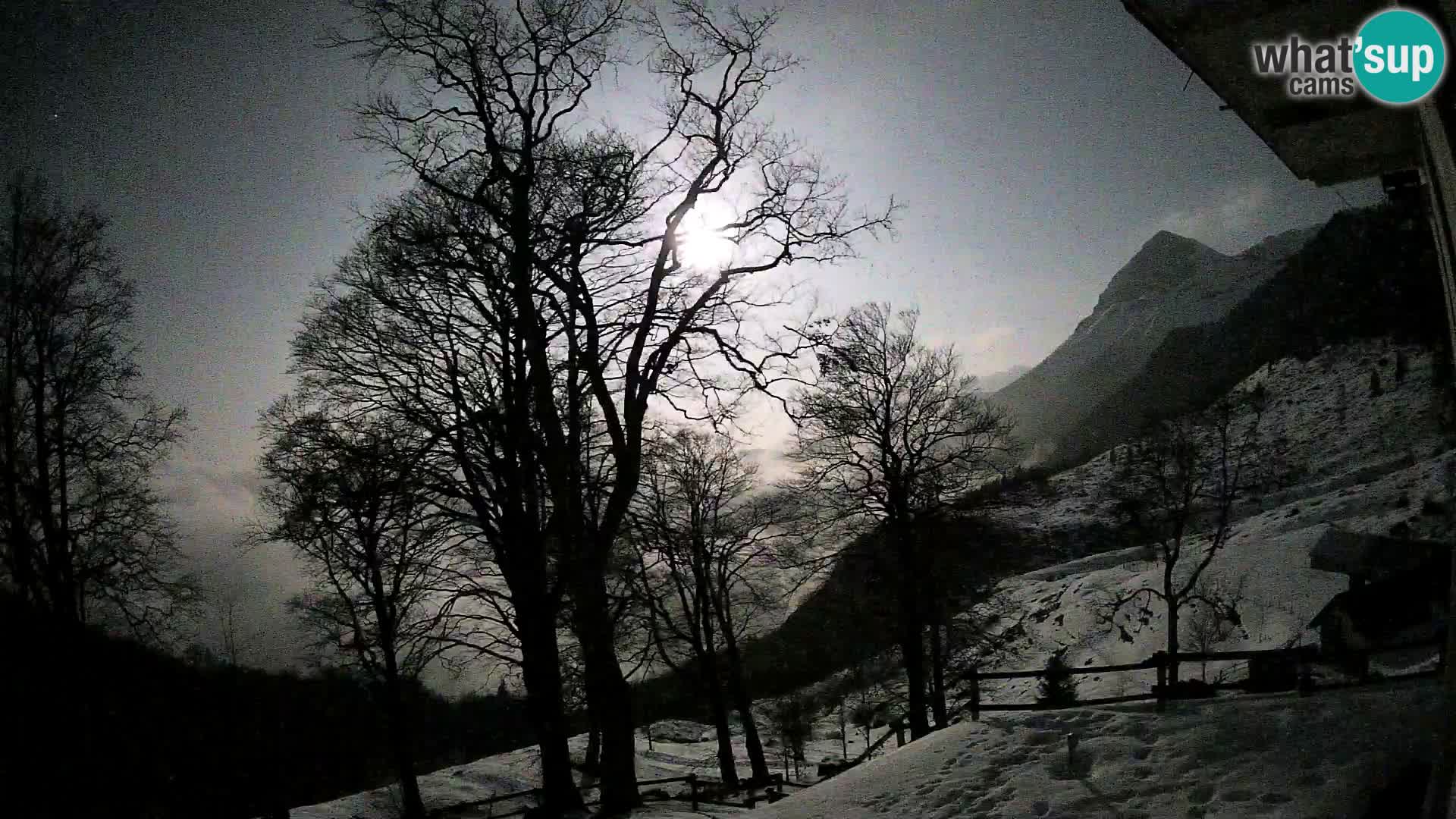 Koča na Planini Razor spletna kamera (1315) | Pogled na Tolminski Migovec