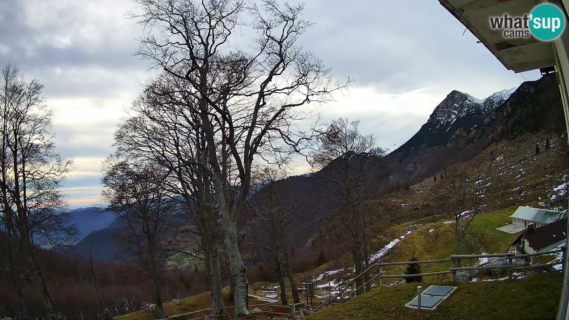 Planinarski dom na planini Razor (1315) | Pogled na Tolminski Migovec