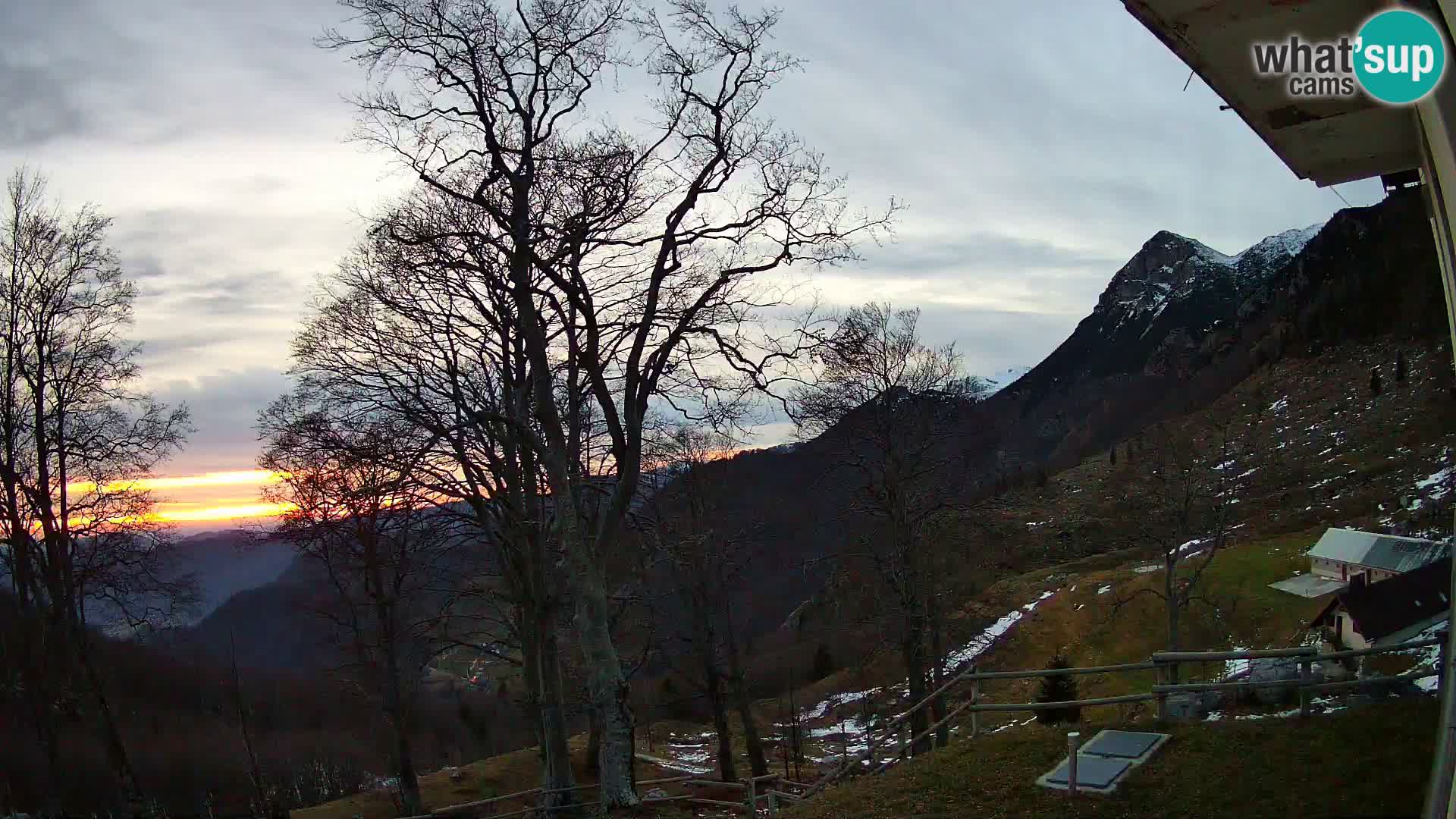 Planina Razor Bergütte Webcam (1315) | Blick auf Tolminski Migovec