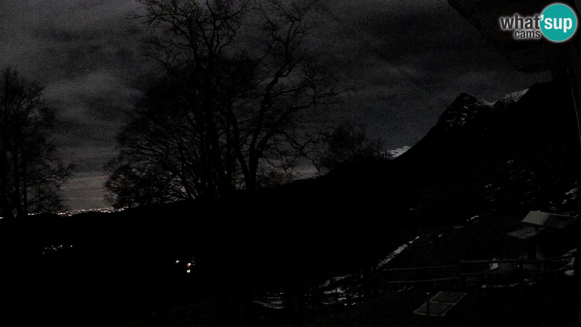 Cámara en vivo de la cabaña de montaña Planina Razor (1315) | vista hacia Tolminski Migovec