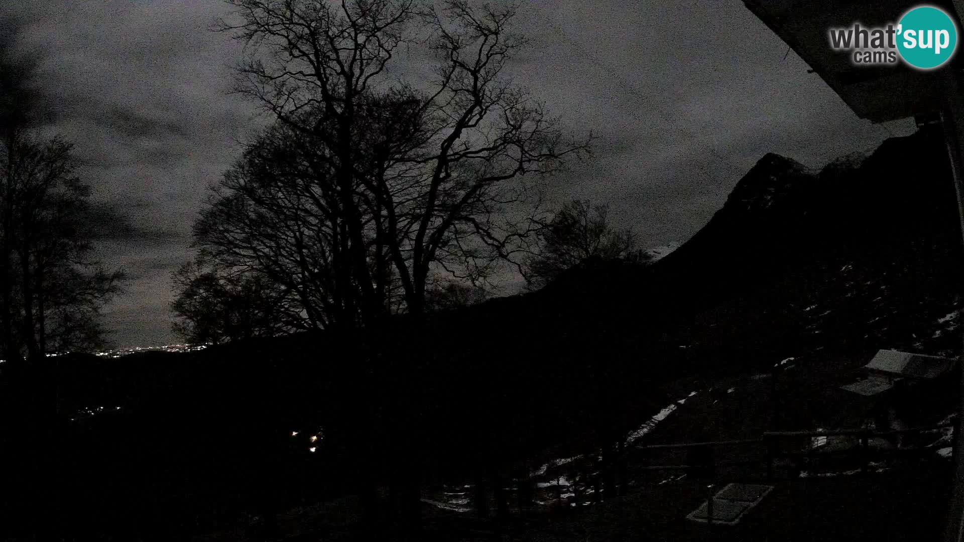 Cámara en vivo de la cabaña de montaña Planina Razor (1315) | vista hacia Tolminski Migovec