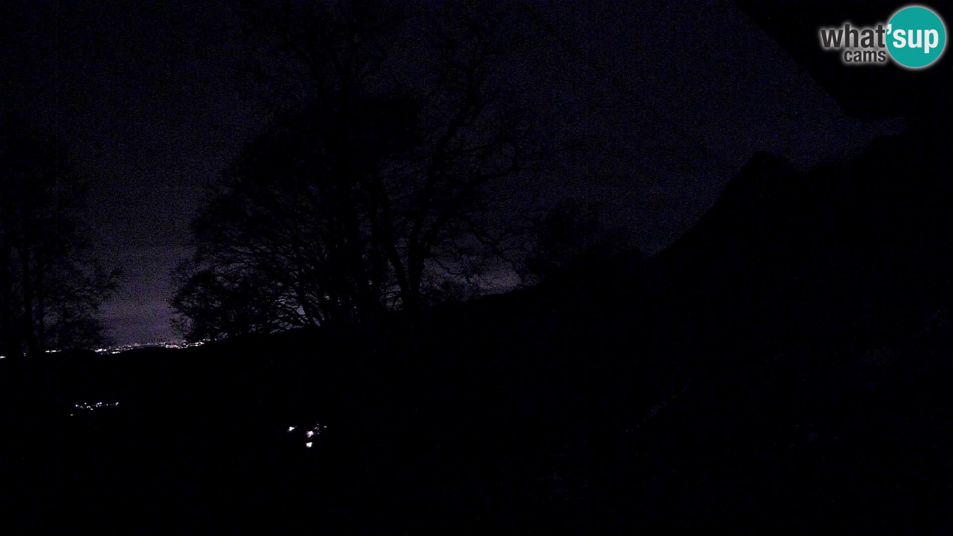 Cámara en vivo de la cabaña de montaña Planina Razor (1315) | vista hacia Tolminski Migovec