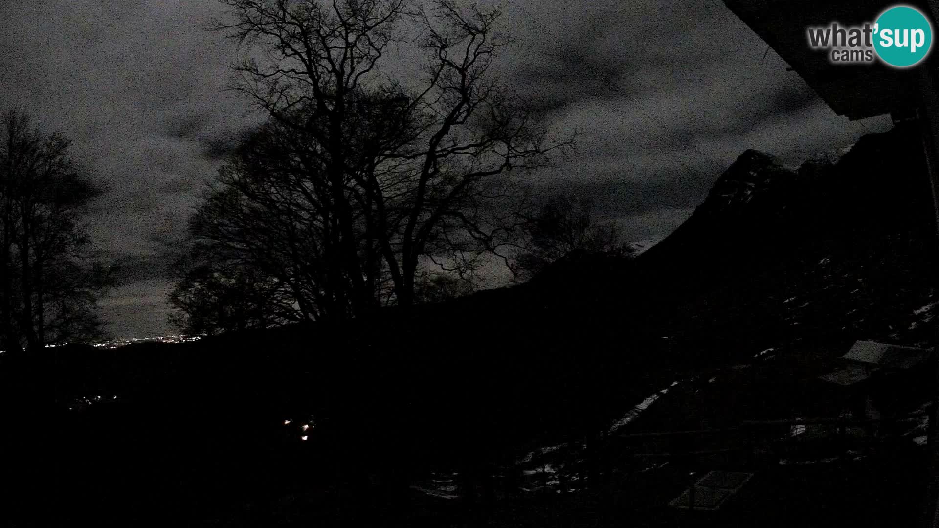 Koča na Planini Razor spletna kamera (1315) | Pogled na Tolminski Migovec