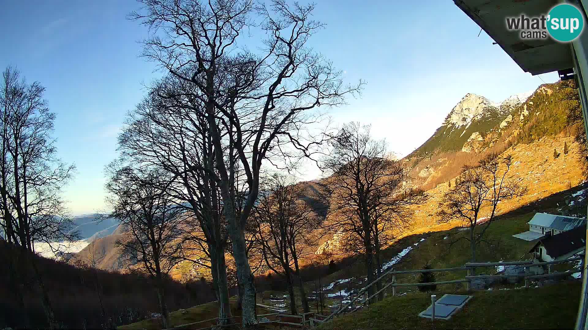 Koča na Planini Razor spletna kamera (1315) | Pogled na Tolminski Migovec