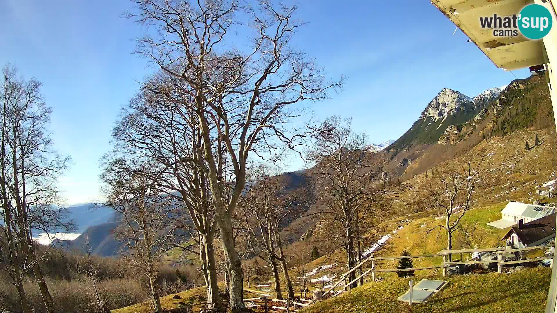 Koča na Planini Razor spletna kamera (1315) | Pogled na Tolminski Migovec