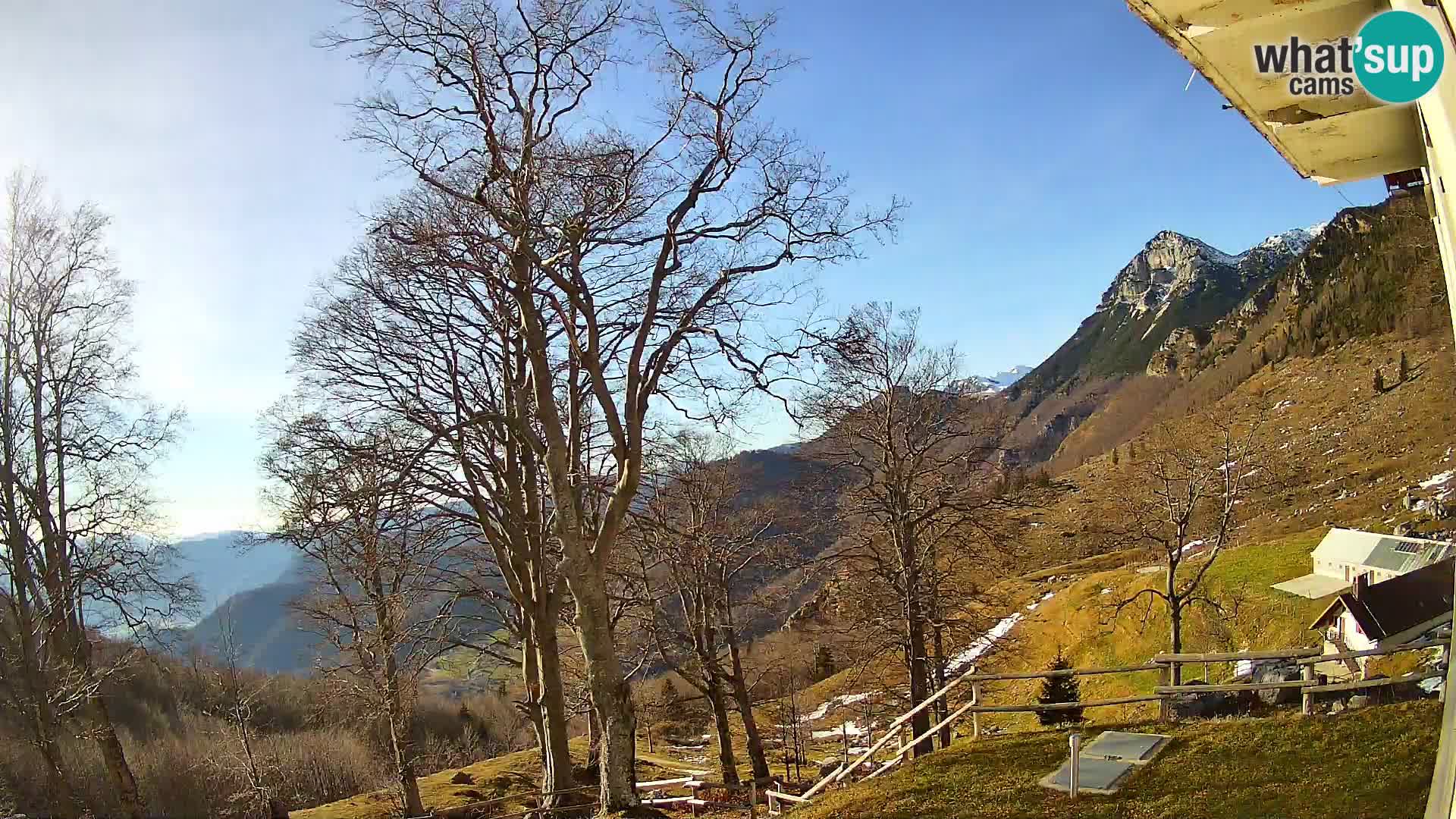 Koča na Planini Razor spletna kamera (1315) | Pogled na Tolminski Migovec