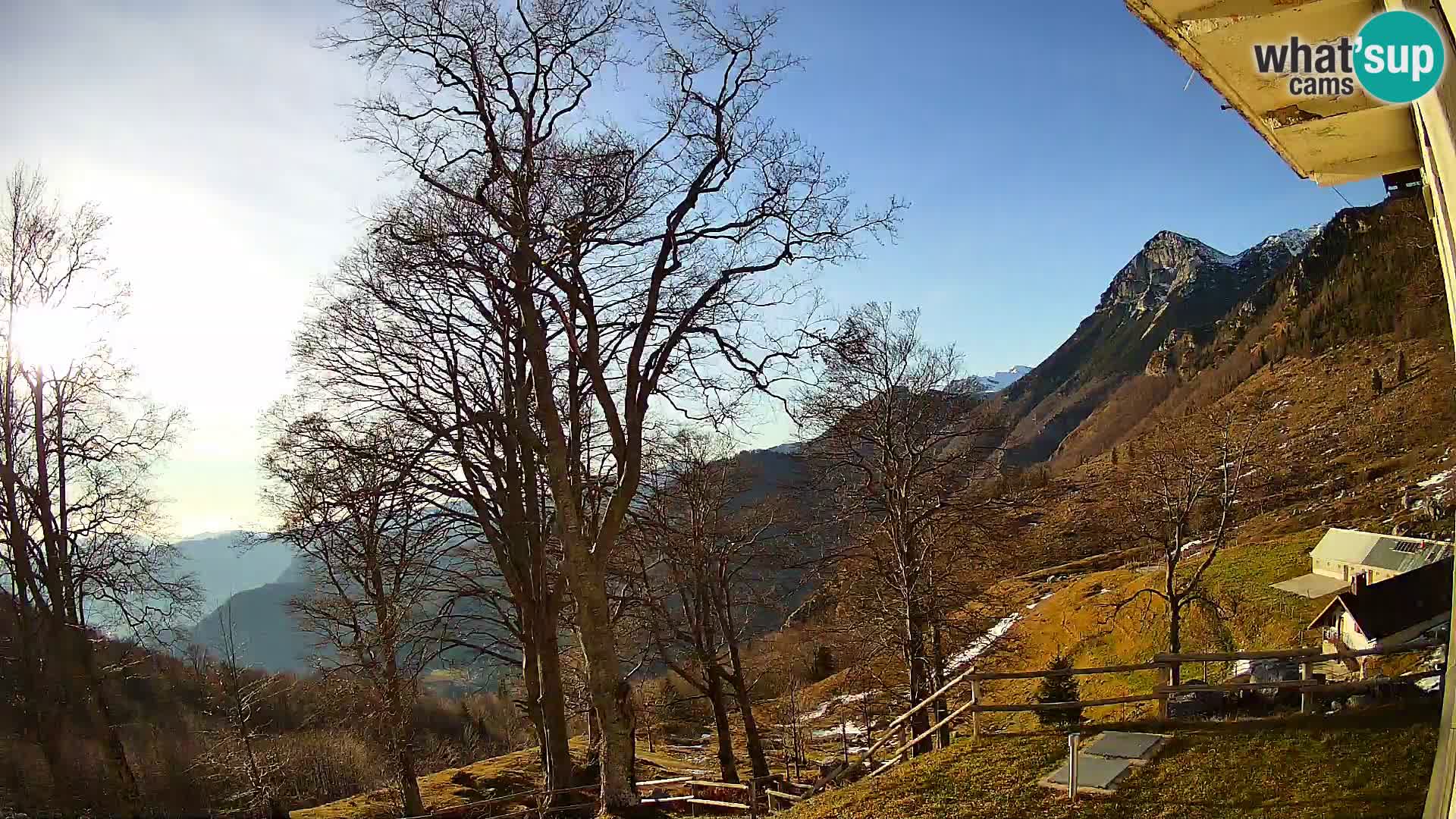 Cámara en vivo de la cabaña de montaña Planina Razor (1315) | vista hacia Tolminski Migovec